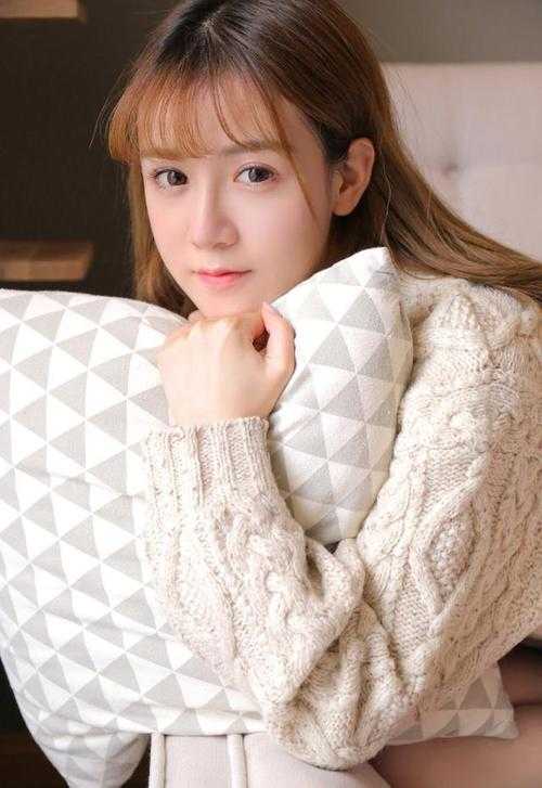 被老公和女儿逼着直播自认小三后，我远赴他乡