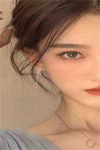 她在直播里说想藏起情人，而我就是她老公