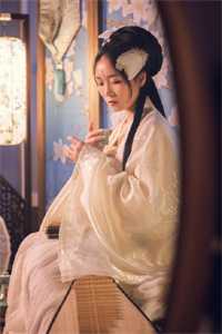 冷眼旁观小侄女被嫂子戴上金锁头