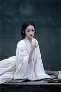 五一旅游给保姆拍了丑照，老公生拔我四颗门牙给她报仇